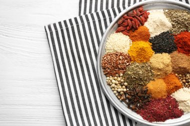 farklı baharat karışımı tepsiye