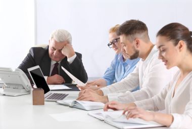 Yorgun adam office konferans sırasında uyku