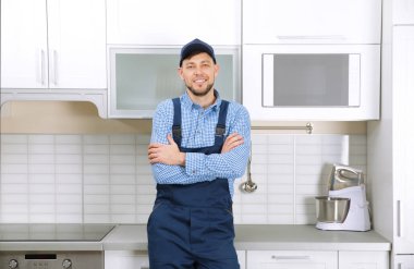 Tesisatçı çapraz kolları olan  