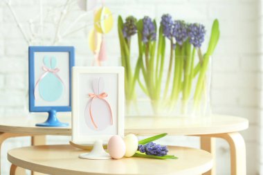 Ahşap tablo Easter sembollerin güzel kompozisyon