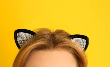 kedi kulakları kadında 