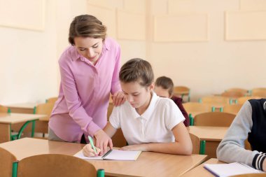 Öğretmen öğrenci sınıfta egzersiz açıklama