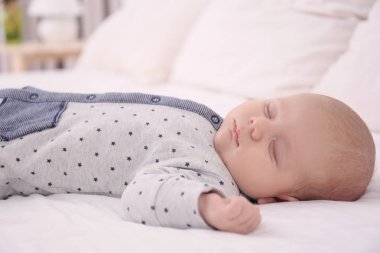 Uyuyan sevimli bebek 
