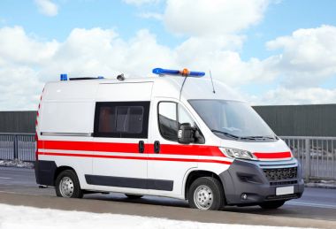 Şantiye yakınındaki yolda modern ambulans araba