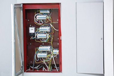 Duvara entegre açık dağıtım panosu