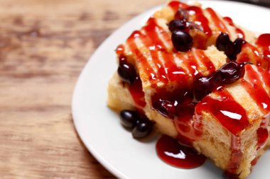 Kuş üzümü ile lezzetli ekmek pudding