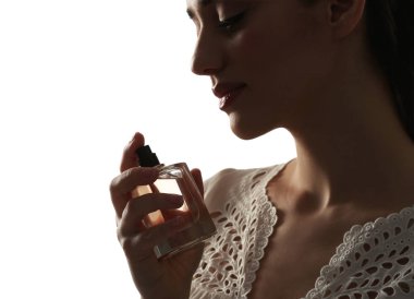 güzel bir genç kadın parfüm şişe 