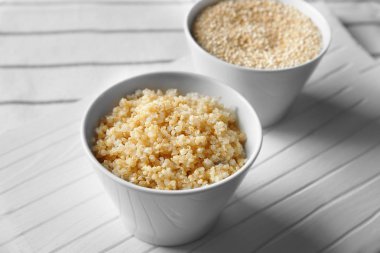 Filiz quinoa tahıl ile kase