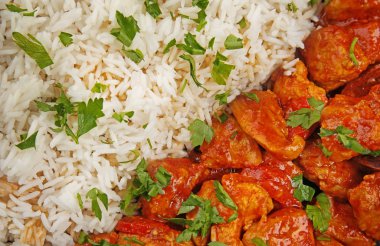 tavuk tikka masala ve pirinç 