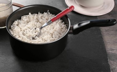 Tencerede pilav pişirilir 