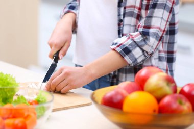 Sebze doğrayan kadın