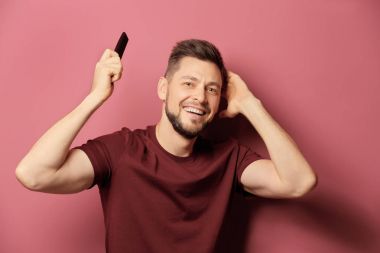 genç adam saç tarama 