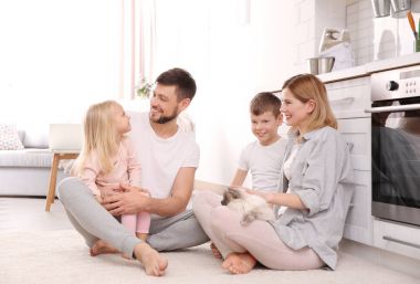 Ebeveynler ile çocuklar ve kedi