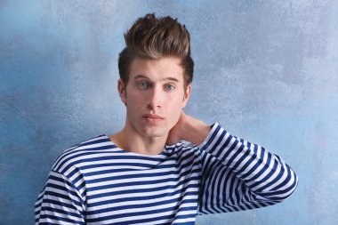 Yakışıklı genç adam.