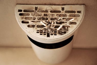 Sigara izmaritleri ile çöp kutusu 