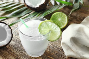 Bardak limonlu taze hindistan cevizi sütü 