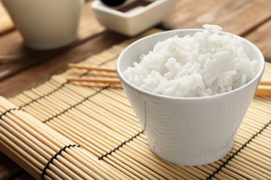 Bambu hasır üzerinde pirinç