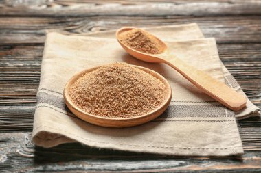 Kase ve kaşık ekmek kırıntıları ile