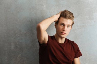 Yakışıklı genç adam.