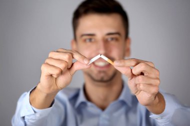 Sigara kavramı çıkın. Açık renkli adam en son sigarasından