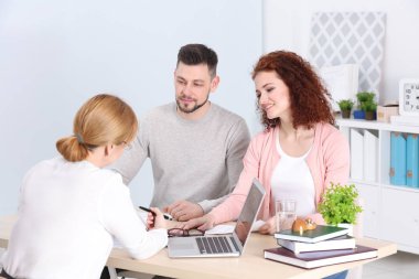 Genç çift imza sözleşme 