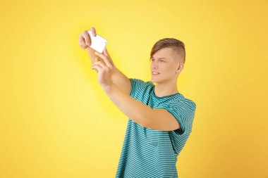 Yakışıklı genç adam alarak selfie