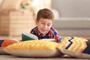 Küçük çocuk kitap okuyor. 