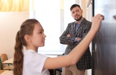 Liseli kızlar sınıfta blackboard, cevap