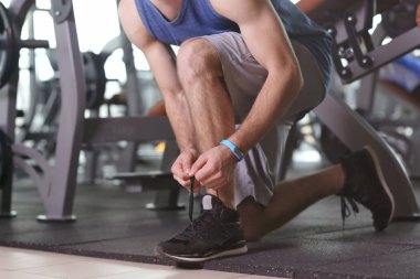 spor salonunda genç adam