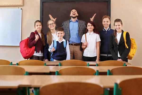 学生与老师在黑板在教室 — 图库照片