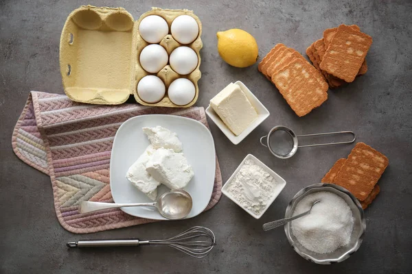 Bahan-bahan untuk cheesecake di meja dapur — Stok Foto