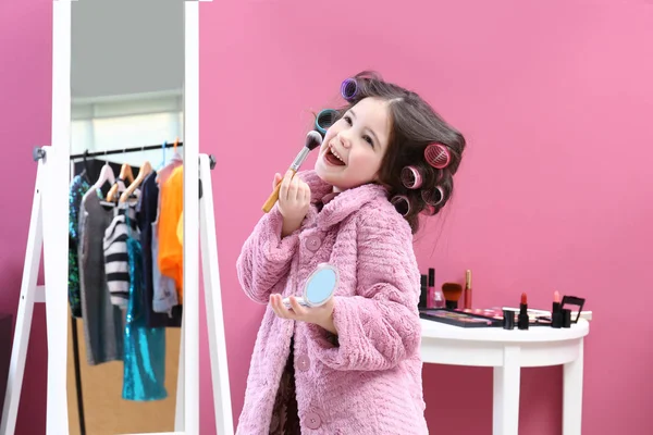 Menina bonito brincando com o cosmético de sua mãe em casa — Fotografia de Stock