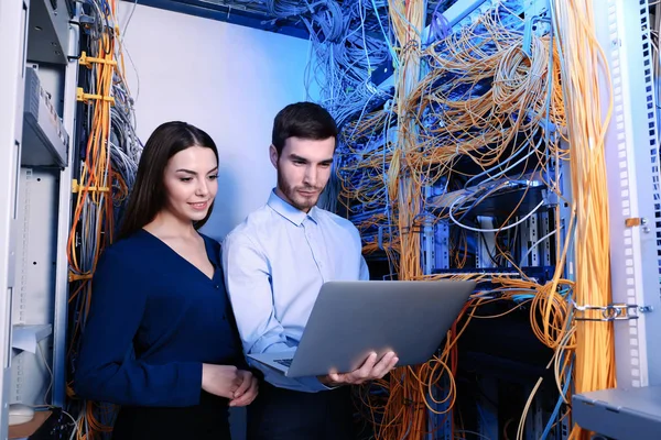 Ingenieros en la sala de servidores — Foto de Stock