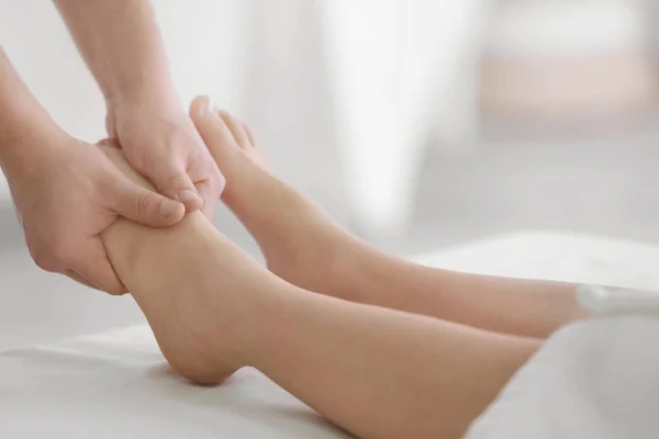 Jeune femme recevant massage des pieds — Photo