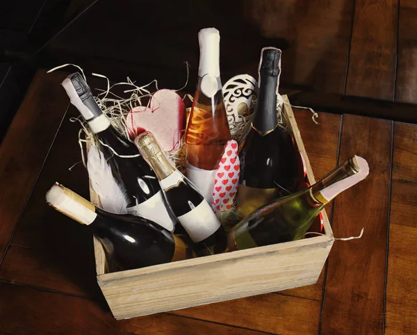 Caja de madera con botellas de vino — Foto de Stock