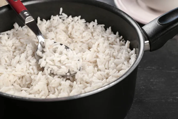 Kokt ris i kastrull — Stockfoto