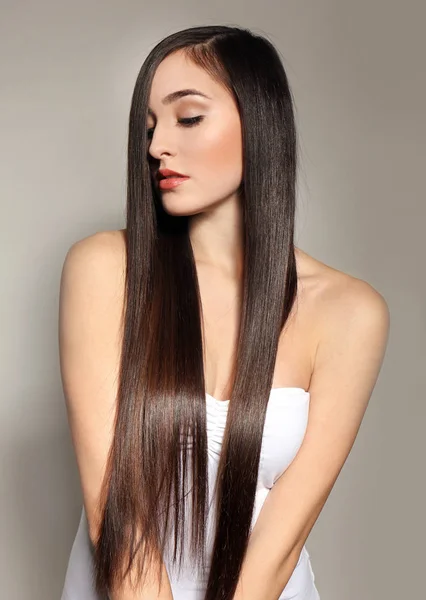 Donna con lunghi capelli lisci — Foto Stock