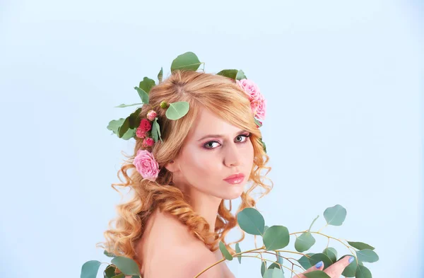 머리에 꽃을 가진 젊은 여자 — 스톡 사진