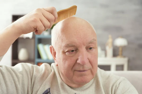 Senior skallig man — Stockfoto