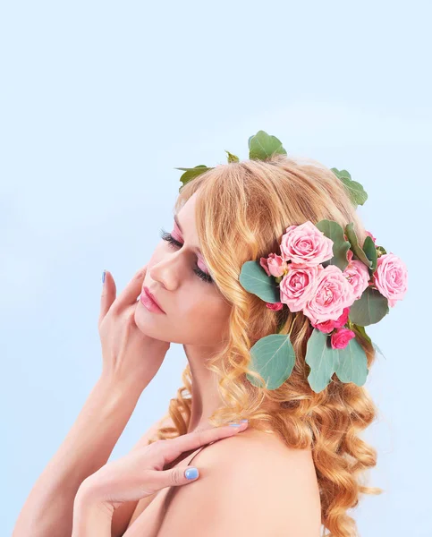 Jovem com flores no cabelo — Fotografia de Stock