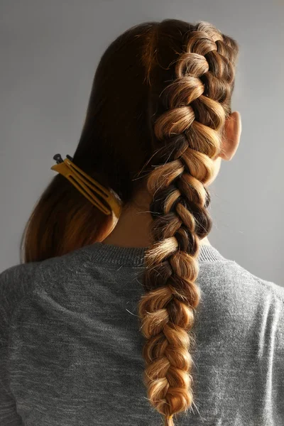 Fiatal nő gyönyörű frizurával — Stock Fotó