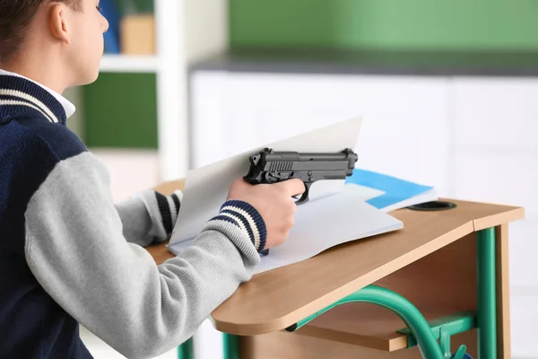 Adolescente Escondendo Arma Livro Sala Aula — Fotografia de Stock