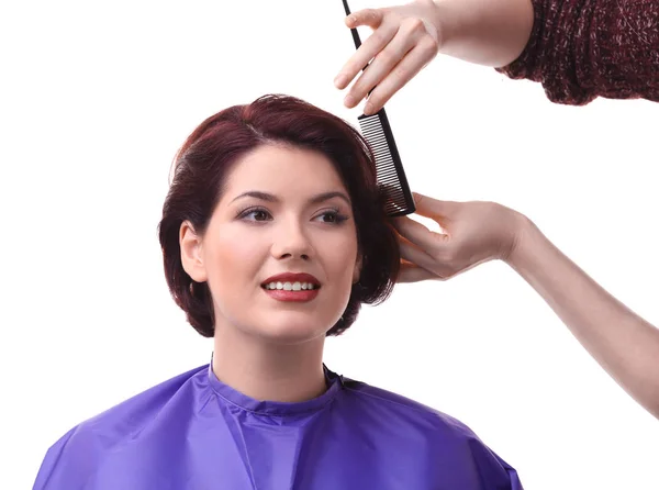 Friseur macht schönen Haarschnitt — Stockfoto