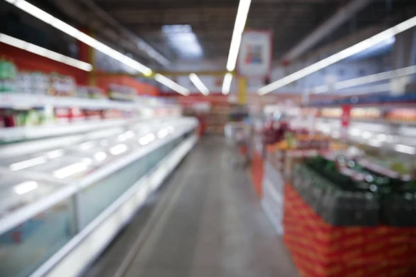 Vista borrosa de los estantes del supermercado —  Fotos de Stock