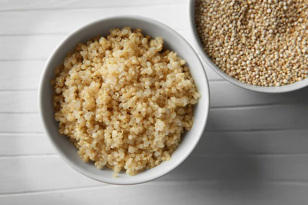 Ciotole con chicchi di quinoa germogliati — Foto Stock