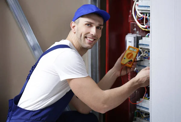 Tensión de medición del electricista —  Fotos de Stock