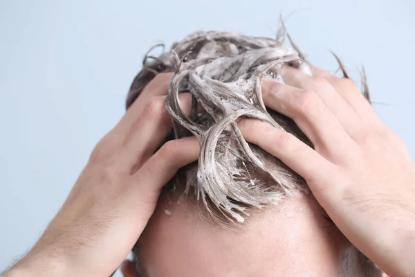 Pemuda Mencuci Rambut Latar Belakang Warna Closeup — Stok Foto