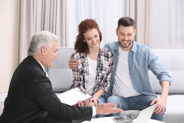 Young couple signing contract — Stock Photo, Image