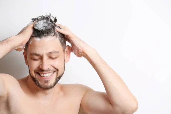 Hombre Lavando el cabello — Foto de Stock