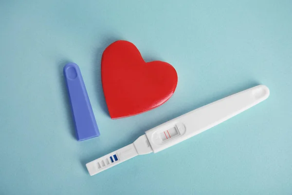 Pregnancy test and red heart — Stock Photo, Image